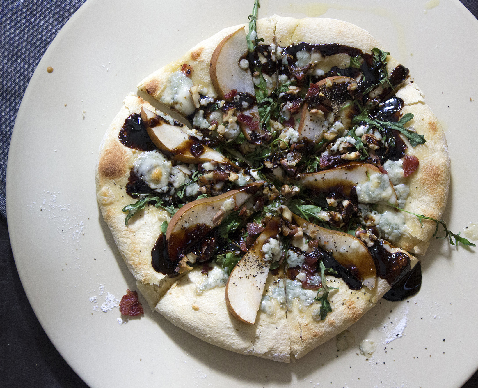 pear bacon gorgonzola arugula pizza